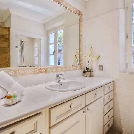 12 Quests Wonderful In Saint-tropez فيلة