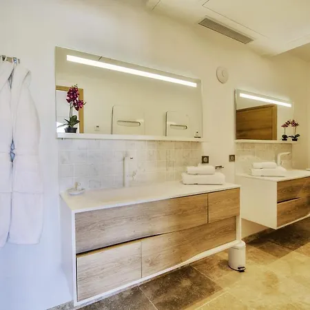 12 Quests Wonderful In Saint-tropez فيلة